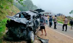 Mobil Toyota Avanza Terguling, Rusak Parah, Yaqub Tewas, Istri dan Anaknya? - JPNN.com