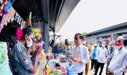 Blusukan ke Pasar Sota, Jokowi Beli Bawang dan Pisang - JPNN.com