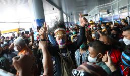 Bandara Mimika Papua Dipenuhi Warga, Ternyata Ini Orang Ditunggu Kedatangannya - JPNN.com