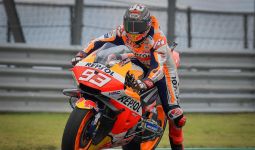 Baru 5 Menit, Marc Marquez Terjatuh di FP1 MotoGP Thailand - JPNN.com