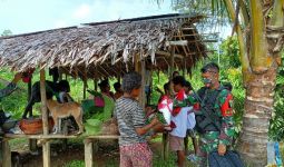 TNI Bagikan Kaus Merah Putih kepada Warga Perbatasan RI-Papua Nugini - JPNN.com