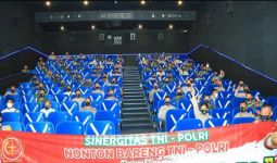 HUT TNI, Babinsa dan Bhabinkamtibmas Nonton Bareng di Bioskop - JPNN.com