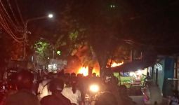 Kios Bensin di Surabaya Terbakar, Satu Motor Tinggal Kerangka - JPNN.com