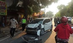 Honda Jazz Menabrak Salon dan Toko Baja di Jaktim, Pengemudi Tewas - JPNN.com