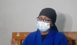 Dorce Gamalama Dilarikan Ke Rumah Sakit, Kerabatnya Tak Kuasa Menahan Tangis - JPNN.com