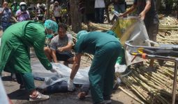 Kecelakaan Maut di Tulungagung, Pengendara Scoopy Tewas Mengenaskan Tertimpa Truk - JPNN.com