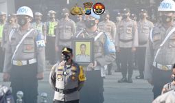 Perhatikan Foto Anggota Polisi di Belakang AKBP Rofikoh Yunianto, Dia Sudah Dipecat - JPNN.com