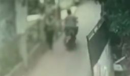 Viral, Aksi Begal Payudara Terekam CCTV - JPNN.com
