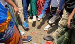 Tim Anti-Nyeker Berbagi 400 Pasang Sepatu ke Panti Asuhan - JPNN.com