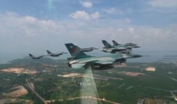 Pesawat Tempur TNI Terbang Rendah di Istana, Meriahkan HUT Kemerdekaan RI - JPNN.com