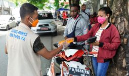 Satgas Prokes PON Papua Bagikan 2 Juta Masker, Melebihi Target - JPNN.com