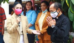 Berdoa Bareng Pendeta, Krisdayanti Ikut Menangis - JPNN.com