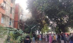 Rusun Klender Terbakar, Gulkarmat Jaktim Kerahkan 11 Unit Mobil Branwir - JPNN.com