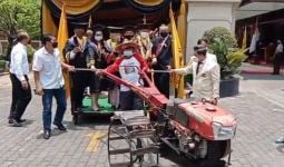 Raih Cum Laude dengan IPK 3,95, Andi Diberi Kejutan Naik Traktor - JPNN.com