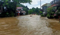 Sudah 2 Jam Murdino di Dalam Mobil Terjebak Banjir - JPNN.com