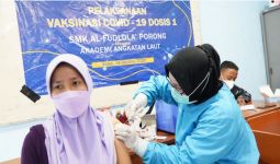 Vaksinator AAL Berikan Vaksin Dosis Kedua Kepada Pelajar SMK Al-Fudlola Sidoarjo - JPNN.com