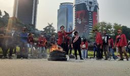 Mahasiswa UBK Tolak Audiensi dengan KSP, Lalu Membakar Ban - JPNN.com