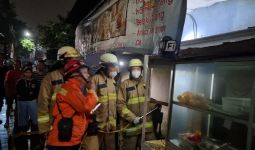 Warung Makan di Jaktim Terbakar, Pak Tarjo Dilarikan ke Rumah Sakit - JPNN.com