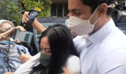 Kompak Berbaju Putih, Rachel Vennya dan Salim Nauderer Masih Diperiksa Polisi - JPNN.com