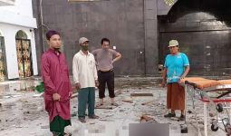 Jamsi Terjatuh Saat Perbaiki Atap Masjid, Brak, Innalillahi - JPNN.com