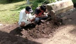 Warga Cibaregbeg Cianjur Bangun Makam di Pinggir Jalan, Hiii - JPNN.com