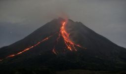 Guguran Lava Pijar Gunung Merapi Meluncur Sejauh 1.800 Meter, Begini Penampakannya - JPNN.com