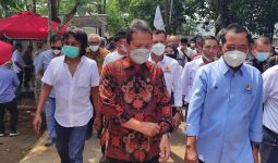 Menteri Trenggono Tebar 100 Ribu Benih Ikan di Desa Wisata Parung - JPNN.com