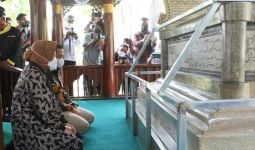 Mensos Tri Rismaharini Ziarah ke Makam Cut Nyak Dien, Ini yang Dikenangnya - JPNN.com