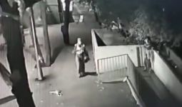 Aksi Pria Memamerkan Anunya kepada Perempuan Terekam CCTV, Lihat yang Terjadi - JPNN.com