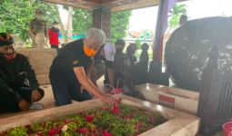 Ganjar Berkunjung ke Makam Bung Karno, Kaget Ada Bu Risma di Tengah Keramaian - JPNN.com