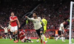 Mohamed Salah Hattrick, Liverpool Bantai 10 Pemain Manchester United - JPNN.com