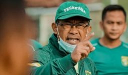 Aji Santoso Sesalkan Wasit Borneo FC vs Persebaya tak Tegas - JPNN.com