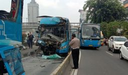 Detik-detik 2 Bus TransJakarta Bertabrakan, Korban Merasa Ada yang Janggal - JPNN.com
