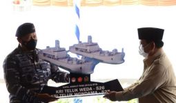 Menhan Prabowo Menyerahkan 2 Kapal Perang ke TNI AL - JPNN.com
