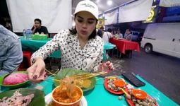 Nikita Mirzani Makan Sate di Pinggir Jalan, Pakai Piama Supermewah, Harganya Wow - JPNN.com