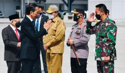 Sebelum Jokowi Meninggalkan Indonesia, Jenderal Andika Memberi Hormat di Bandara - JPNN.com