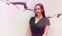 Aura Kasih Kembali Syuting, Lalu Bagaimana Nasib Sang Anak? - JPNN.com
