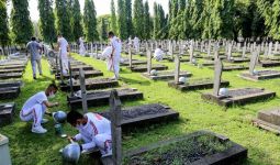 Rangkaian Peringatan Hari Pahlawan, Kemensos Bersihkan Area TMPNU Kalibata - JPNN.com