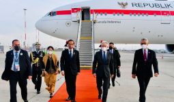 Esti Andayani Naik, Mempersilakan Presiden Jokowi Turun dari Pesawat - JPNN.com