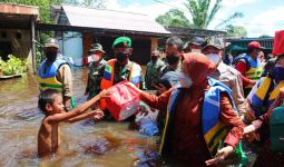 Lihat, Mensos Risma Bagikan Bantuan Kepada Warga Terdampak Banjir - JPNN.com