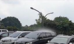 Viral Video Hujan yang Hanya Mengguyur Satu Mobil, Mbah Mijan Bilang Begini - JPNN.com