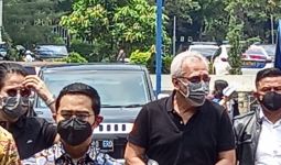 Iwan Fals Datangi Polda Metro Jaya, Begini Penampilannya - JPNN.com