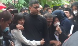 Isak Tangis dan Hujan Mengiringi Pemakaman Vanessa Angel dan Bibi - JPNN.com
