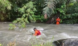 Aksi Tim SAR Cari 2 Korban Hanyut di Sungai Jangkuk, Lihat - JPNN.com