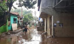 Banjir Jakarta, Tengah Malam Air Menggenangi Rumah Warga Pejaten Timur - JPNN.com