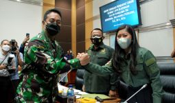 Seragam ala Militer Anggota Komisi I DPR Dikritik, Hendri Ingat Waktu Kecil - JPNN.com