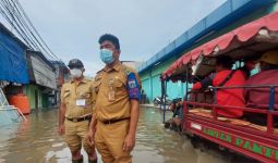 Diterjang Banjir 3 Hari, 300 KK di Daerah ini Belum Mau Tinggalkan Rumah - JPNN.com