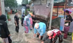 Malam Ini Banjir Rusak Warung, Rendam Rumah dan Fasilitas Umum di Sukabumi - JPNN.com