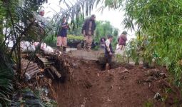 TPU Longsor, 4 Jenazah Nyaris Terbawa Arus Sungai - JPNN.com