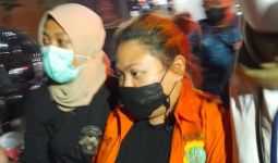 Seusai Diperiksa Sebagai Tersangka, Anak Nia Daniaty Pakai Baju Tahanan Warna Oranye - JPNN.com